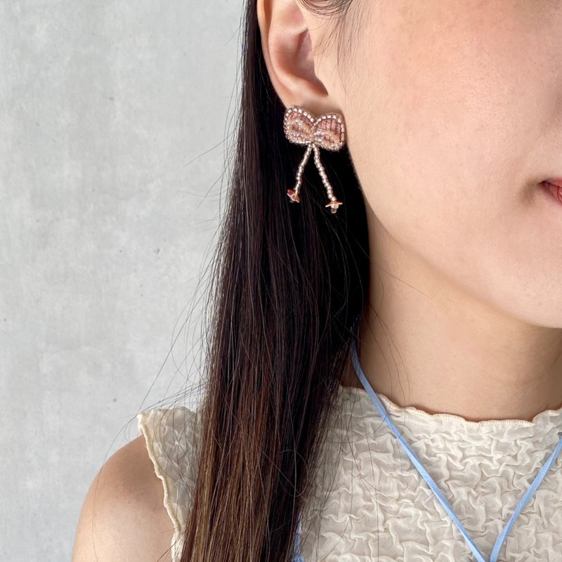 Bow embroidered earrings - ต่างหู - งานปัก สึชมพู