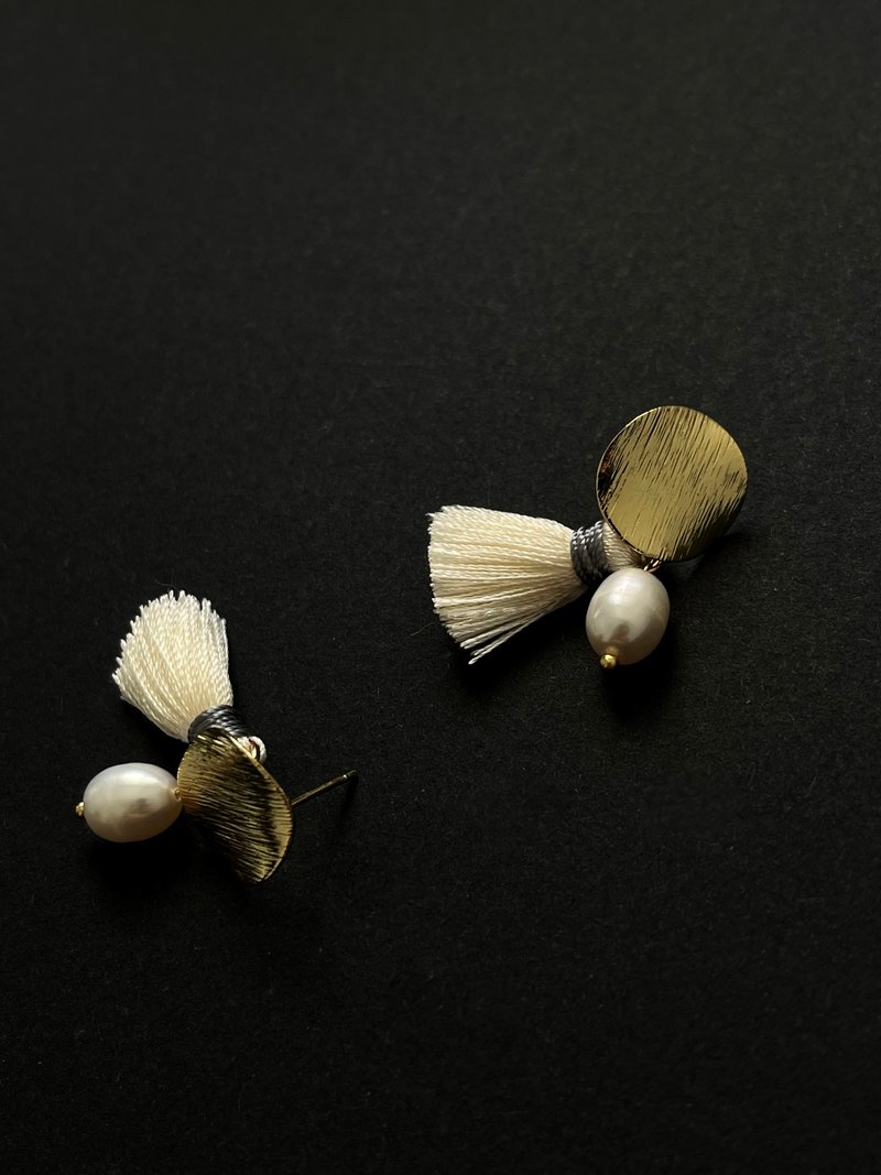 Mirror_ Freshwater Pearl Tassel Earrings - ต่างหู - โลหะ สีทอง