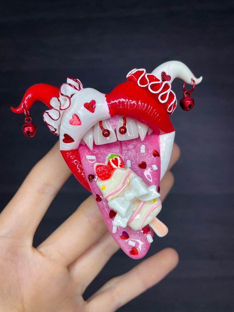 Phone grip. Red & white clown lips with candies. - 其他 - 黏土 