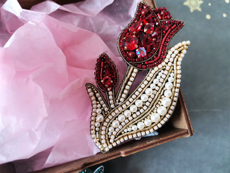 Tulip flower jewelry brooch beaded - Brooches - Other Materials Red