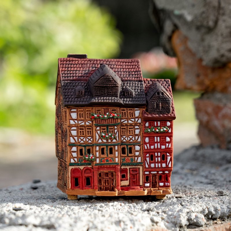 The old house in Butzbach, Germany is 11cm high - ของวางตกแต่ง - ดินเผา 