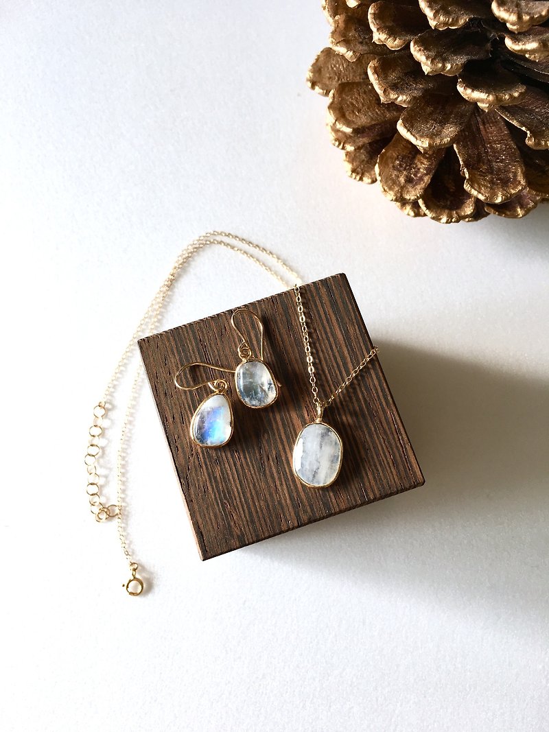 Moonstone bezel necklace and hook-earring 14 kgf - Necklaces - Semi-Precious Stones White