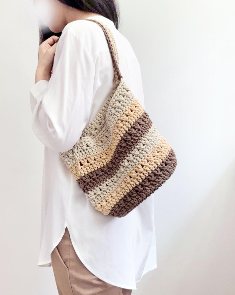 真皮鉤鉤水桶包包/ 肩背包鉤織編織包手提袋 / 棉 皮件 - 手提包/手提袋 - 棉．麻 咖啡色