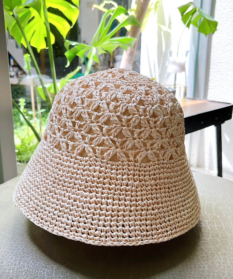 質感拉菲草手鉤編織遮陽帽 貝殼砂色 - 帽子 - 環保材質 
