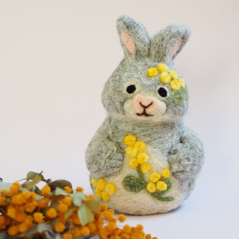 The arrival of spring, a rabbit ornament wearing a mimosa - ของวางตกแต่ง - ขนแกะ สีเทา