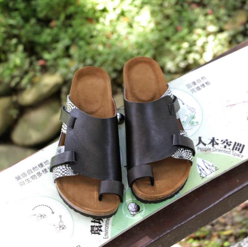 A pair of hallux valgus corrective arch shoes + orthotics // black and white - รองเท้าแตะ - หนังแท้ สีดำ