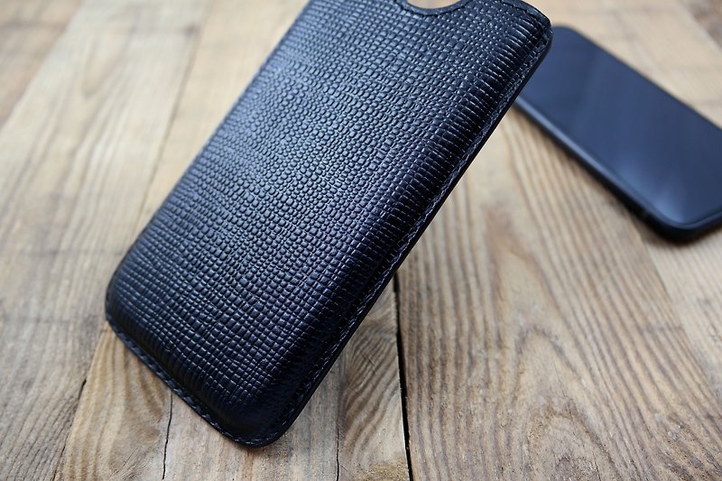 APEE leather handmade ~ plastic phone holster ~ cross pattern black ~ (iphone X) - เคส/ซองมือถือ - หนังแท้ สีดำ