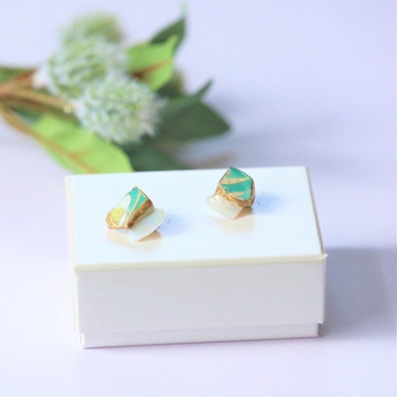 Made-to-order Arita porcelain porcelain piece Kintsugi pierced Clip-On Green porcelain piece, shell - Earrings & Clip-ons - Pottery Green