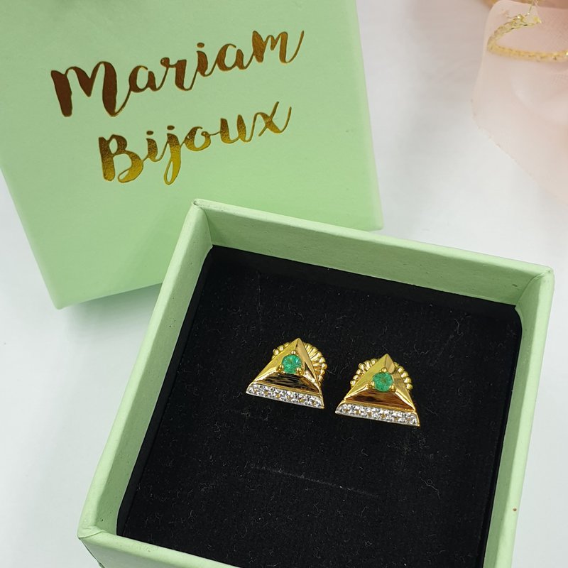 triangle earrings Inlaid emerald in the center, decorated with White Topaz below. - 耳環/耳夾/耳骨夾 - 純銀 綠色