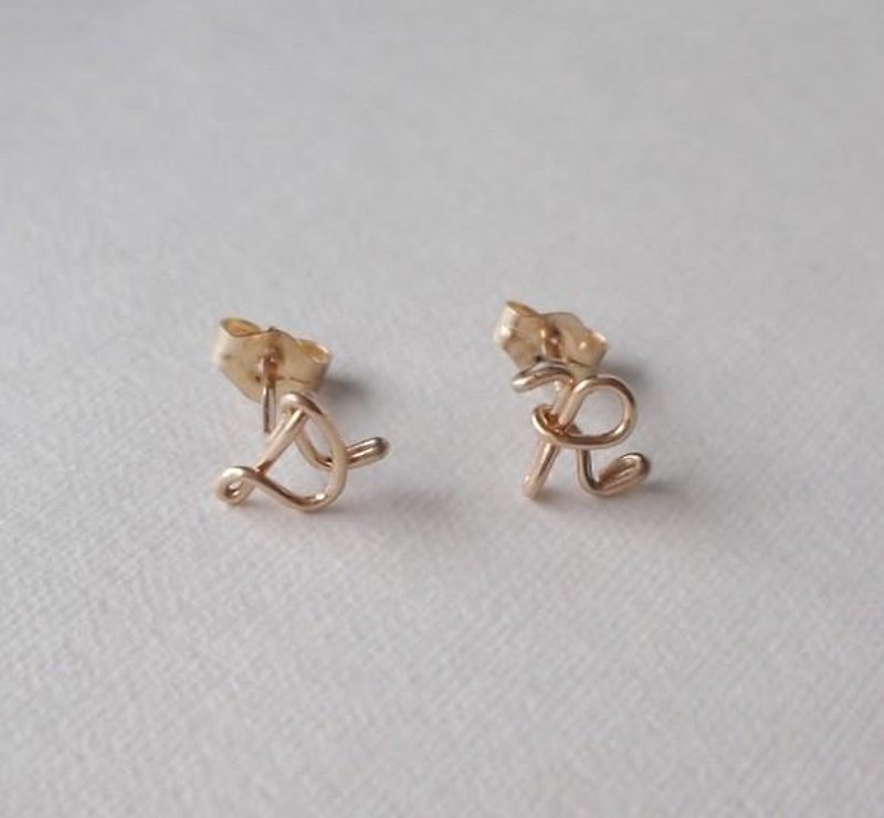 Hitotsubu initial stud earrings cursive - Earrings & Clip-ons - Other Metals Gold