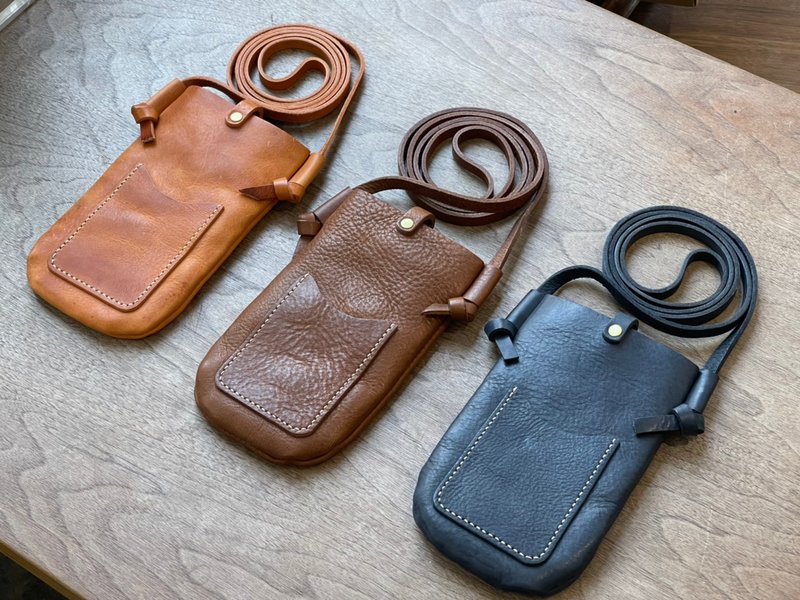 [Handmade leather goods] Cowhide mobile phone bag (coffee) - Messenger Bags & Sling Bags - Genuine Leather Brown