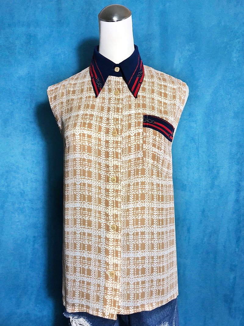 Totem Plaid Chiffon Sleeveless Vintage Shirt / Bring back VINTAGE abroad - เสื้อเชิ้ตผู้หญิง - เส้นใยสังเคราะห์ สีกากี