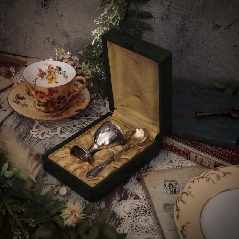 フランス ルイ 16 世スタイルの弓スターリングシルバー、金メッキのエッグ カップとスプーンのオリジナル ボックス セット - 調理器具 - スターリングシルバー 