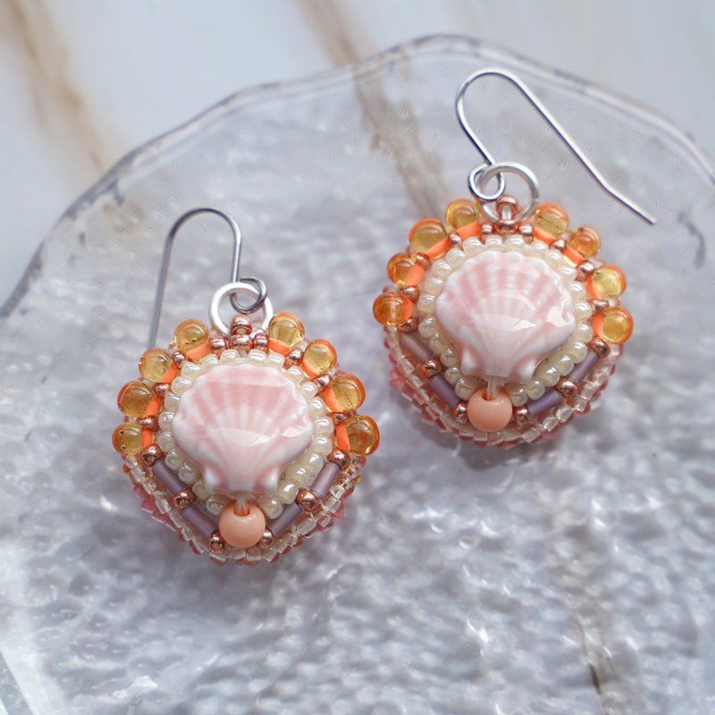 ビーズ刺繍のフック式軽量ピアス, ピンクの貝モチーフ×オレンジ, サージカルステンレス, 手刺繍のピアス, No.2 - 耳環/耳夾/耳骨夾 - 玻璃 粉紅色
