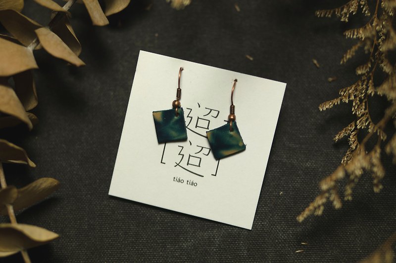 [] Sky span tiaotiao debris earrings - Square - handmade leather / limited edition / render / blue dye / geometry / diamond / earrings - Earrings & Clip-ons - Genuine Leather Blue