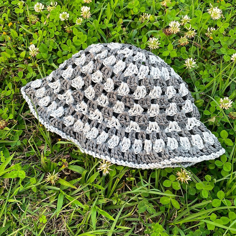 Crochet Ruffled Straw Hat - Grayscale Checkerboard - หมวก - วัสดุอีโค หลากหลายสี