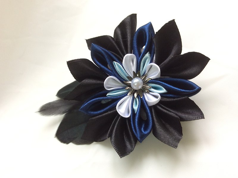 Kanzashi feather blue and  black ribbon flower brooch - Brooches - Silk Black