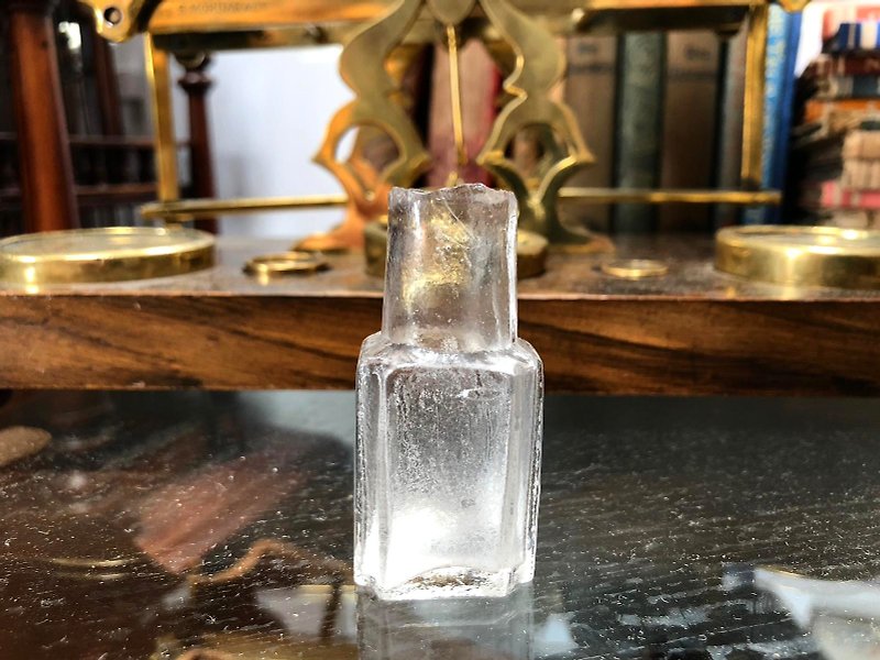 British antique mini glass ink bottle G single piece for sale - ของวางตกแต่ง - แก้ว 