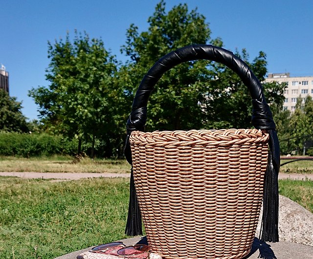 Round wicker basket with lid in natural colour. Picnic basket. Jane Birkin  bask - Shop BasketsATELIER Other - Pinkoi