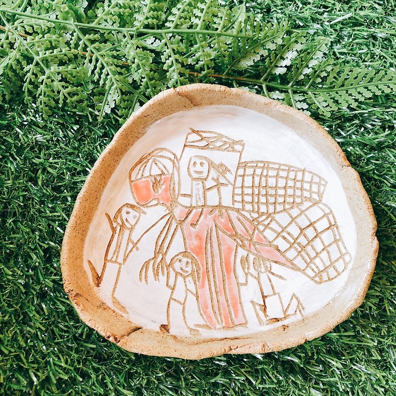 [Go to the North Pole for three months] Hand-carved pottery plate│Enniu who yo x dinner plate hand-painted by children - Plates & Trays - Pottery Orange