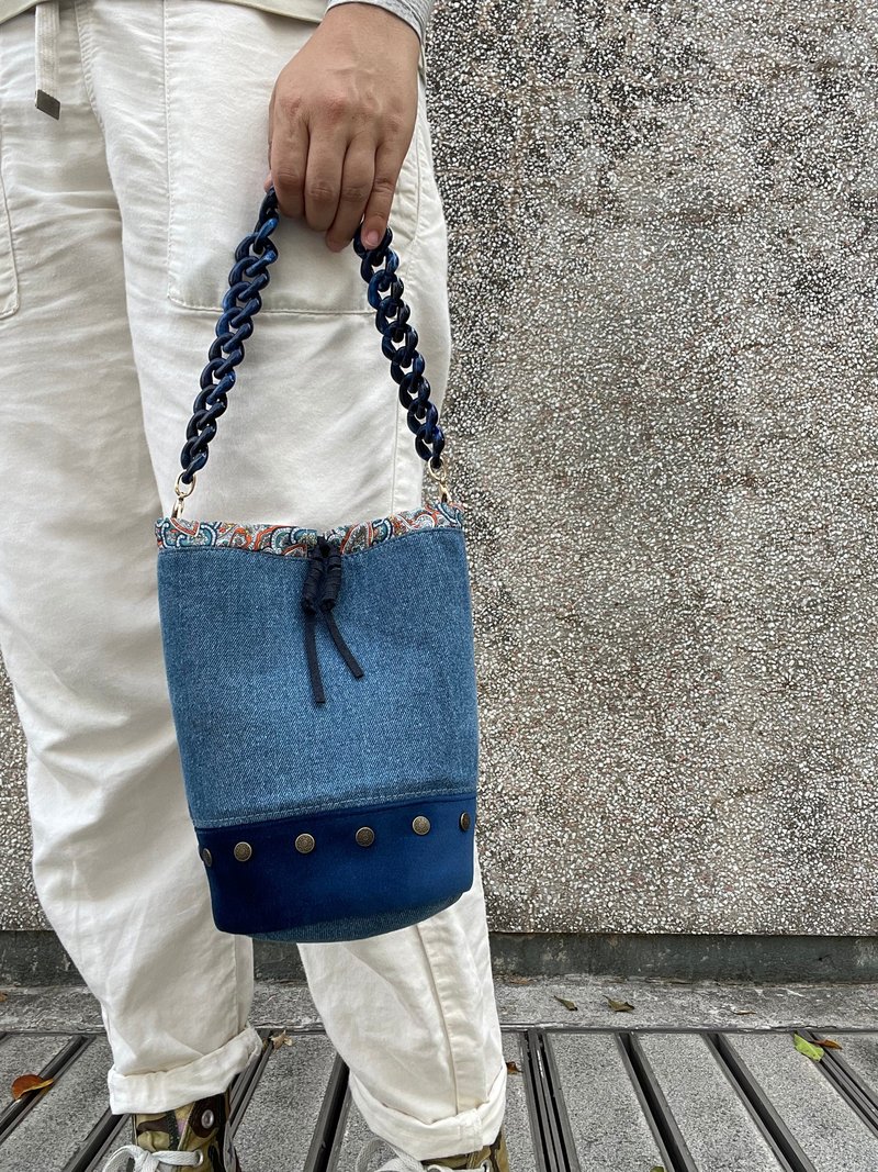 Denim x Velvet Handbag Denim Tote - กระเป๋าถือ - ผ้าฝ้าย/ผ้าลินิน สีน้ำเงิน