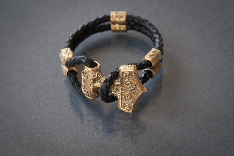 Thor Hammer bracelet on black leather cord with runes. Mjolnir jewelry. Pagan - สร้อยข้อมือ - วัสดุอื่นๆ สีส้ม