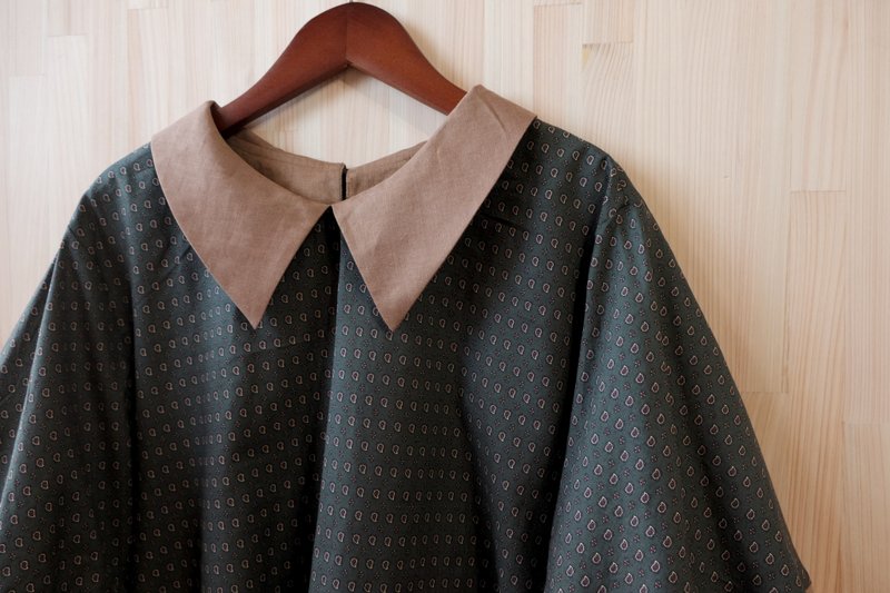 Shirt collar puff sleeve top/dark green totem - Women's Tops - Cotton & Hemp Multicolor