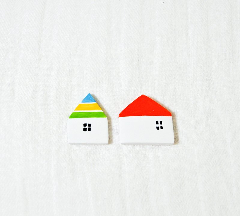 Small house. Red, Teal/red (one entry) - เข็มกลัด - ดินเหนียว ขาว