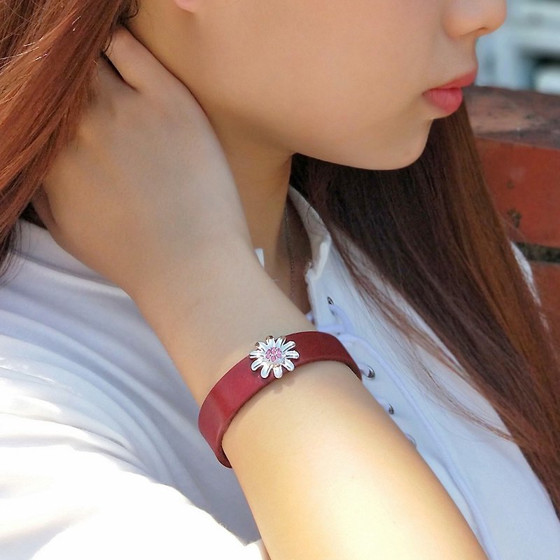 Daisy / natural small daisy leather bracelet leather ring Swarovski crystals - Bracelets - Genuine Leather Red