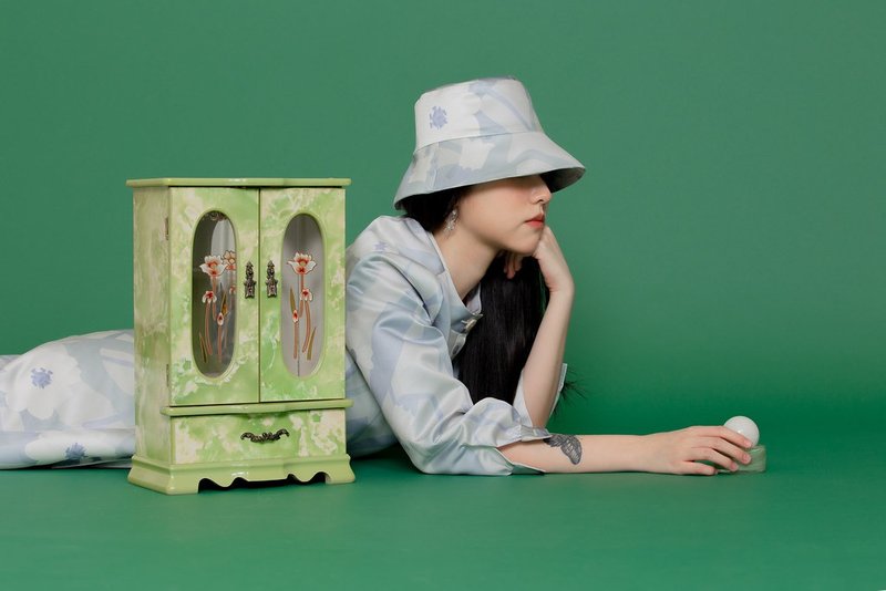 Flower satin print fisherman hat blue-gray - หมวก - เส้นใยสังเคราะห์ สีเทา