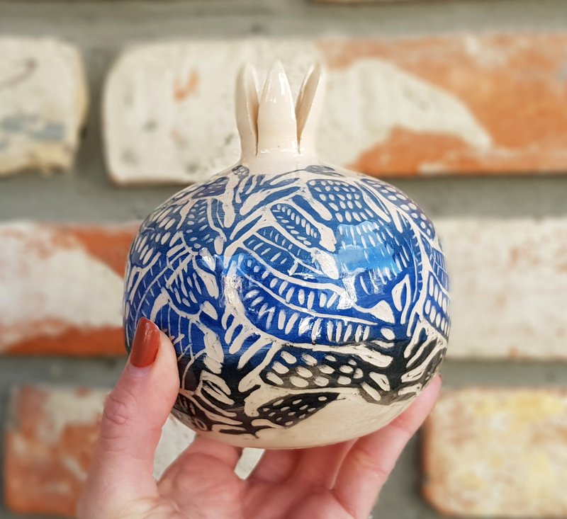 Ceramic pomegranate 11 cm Sgraffito Hand painted Made in Ukraine - 花瓶/花器 - 陶 藍色