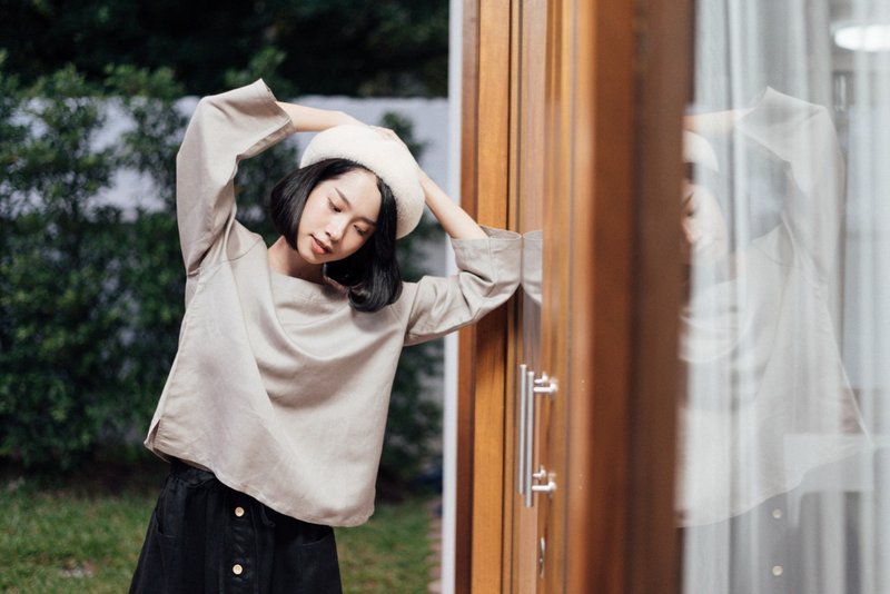 Rina Top - Linen long sleeve with wooden buttons (Gray) - เสื้อผู้หญิง - ผ้าฝ้าย/ผ้าลินิน สีเทา