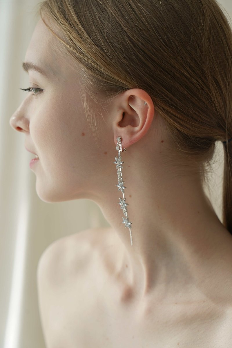 銀色小花水晶垂墜耳環(夾式) - 耳環/耳夾 - 其他材質 