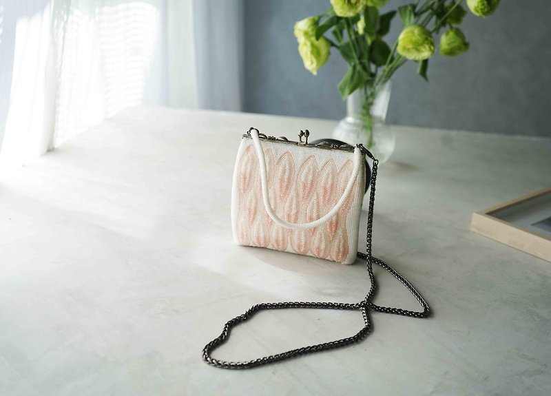 Treasure hunt antique bag-Japanese style pearl white pink cherry blossom beaded clutch bag - กระเป๋าคลัทช์ - วัสดุอื่นๆ ขาว