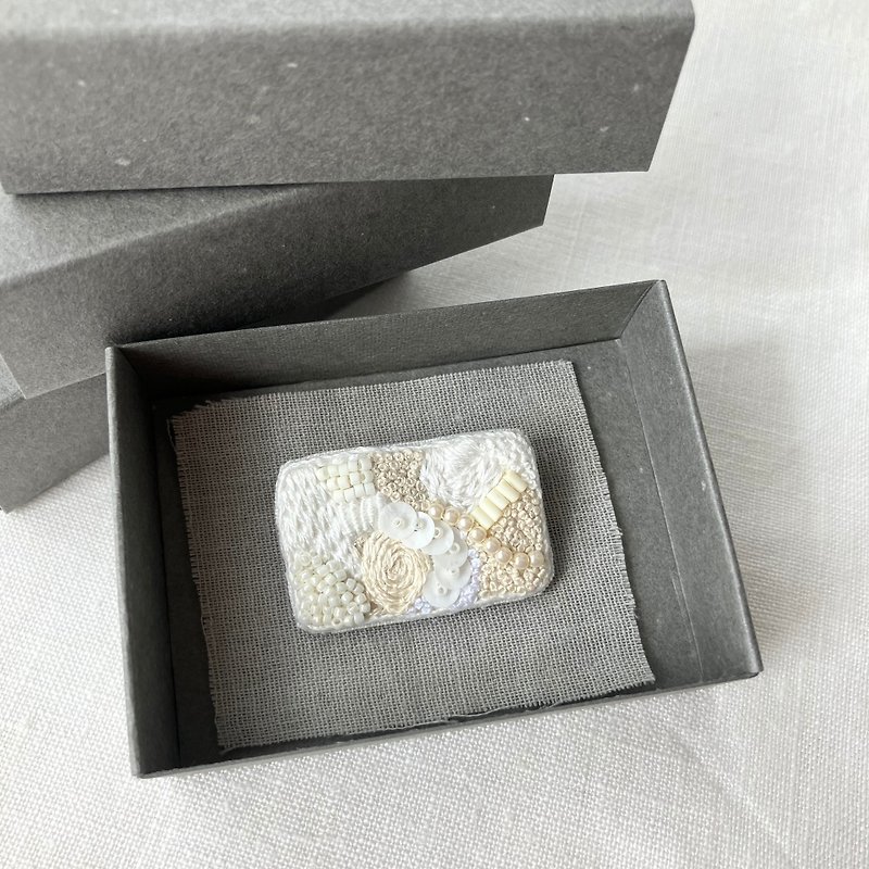 Brooch/hand embroidery/2024 white 005/boxed 1 item - เข็มกลัด - ผ้าฝ้าย/ผ้าลินิน ขาว