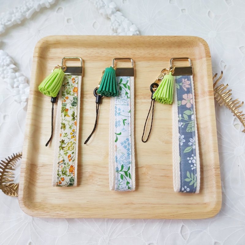 Green floral fabric tassel mobile phone anti-fall wrist strap - เชือก/สายคล้อง - ผ้าฝ้าย/ผ้าลินิน สีเขียว