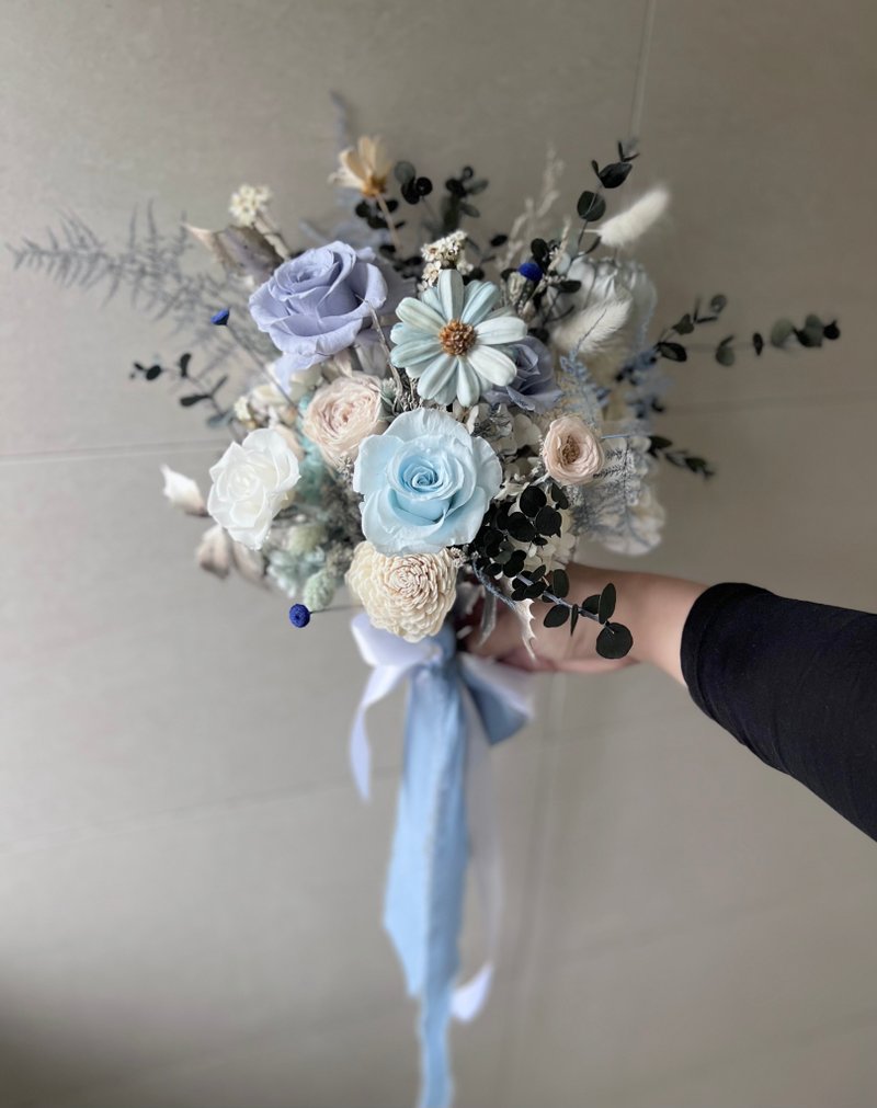 Blue line layered bouquet with corsage of the same color, low saturated blue immortal flowers, unfading flowers, bridal bouquet - ช่อดอกไม้แห้ง - พืช/ดอกไม้ สีน้ำเงิน