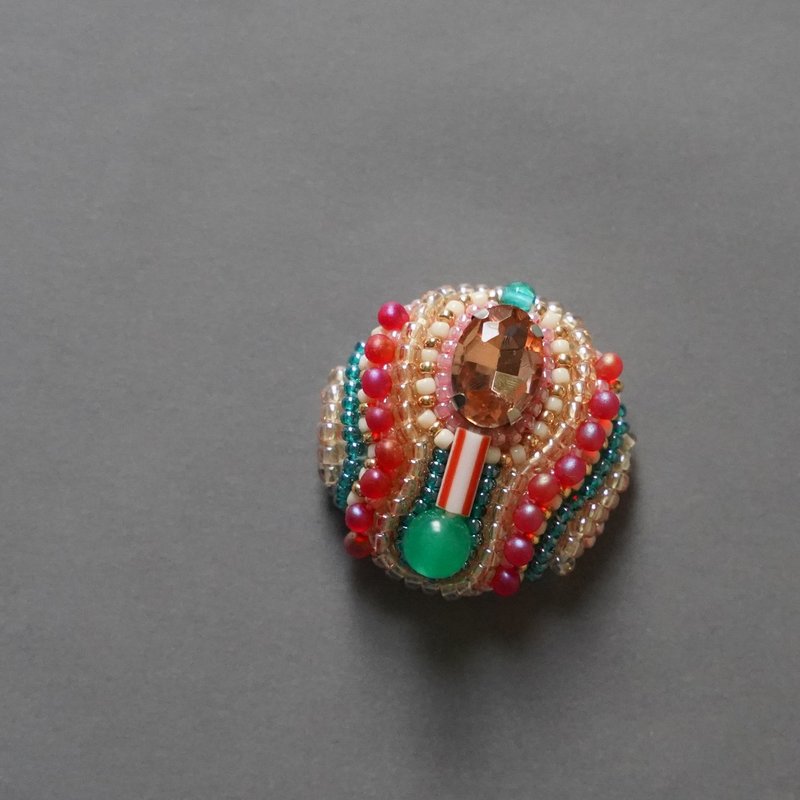 Very light and chatty brooch 47 Beaded embroidered brooch Pink Red Green Bijou One of a kind - เข็มกลัด - แก้ว หลากหลายสี