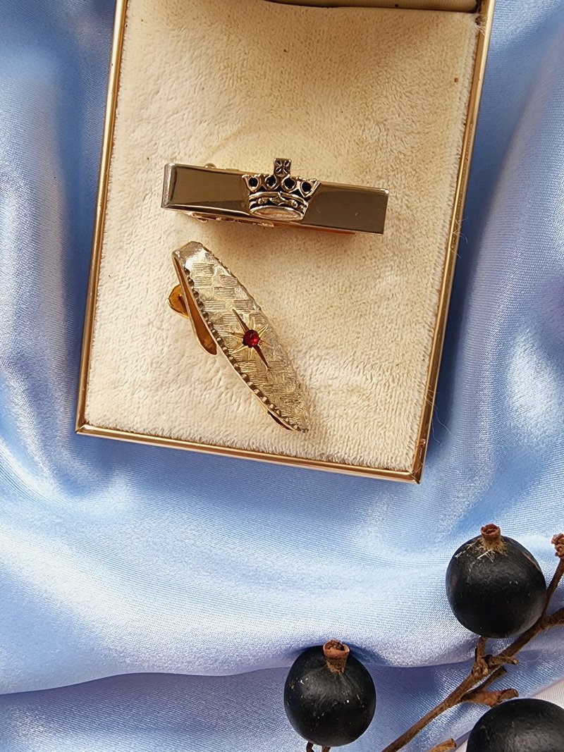 アメリカンウエスタンアンティークジュエリー/スワンククラウンフォグゴールドチェック柄レッドラインネクタイピン/メンズジュエリー - ネクタイ・ネクタイピン - 金属 