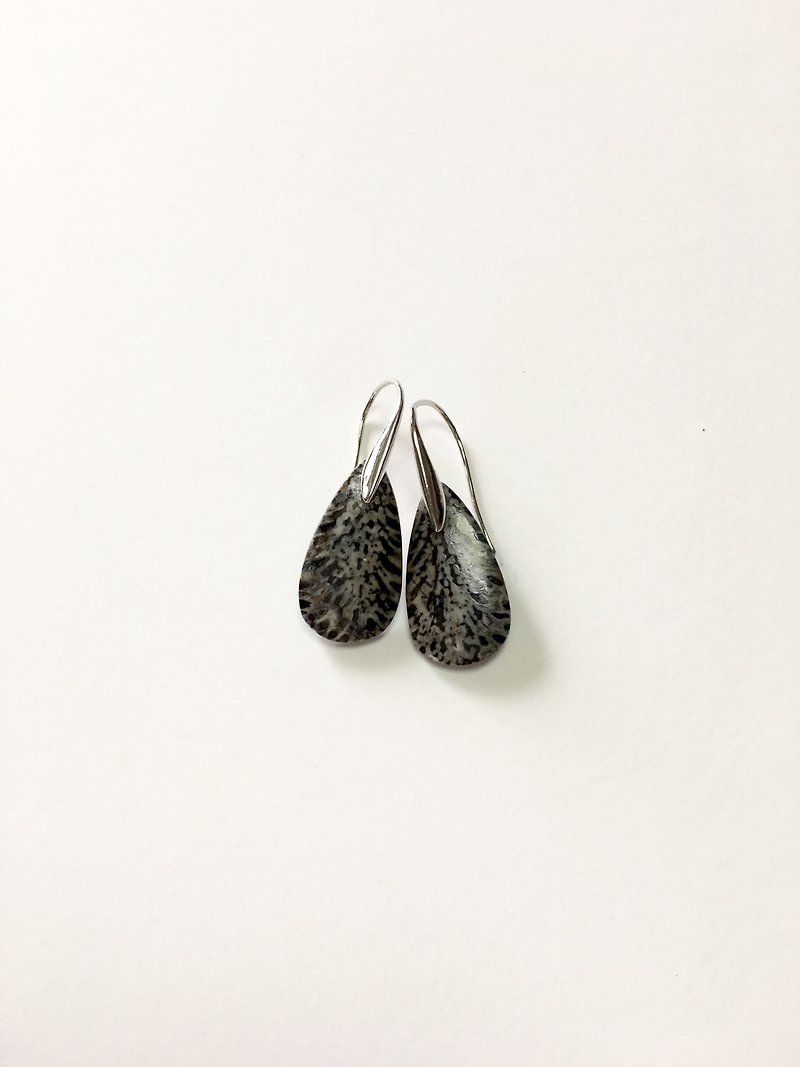 Black fossil coral pair silver Hook-earring SV925 - ต่างหู - หิน สีดำ