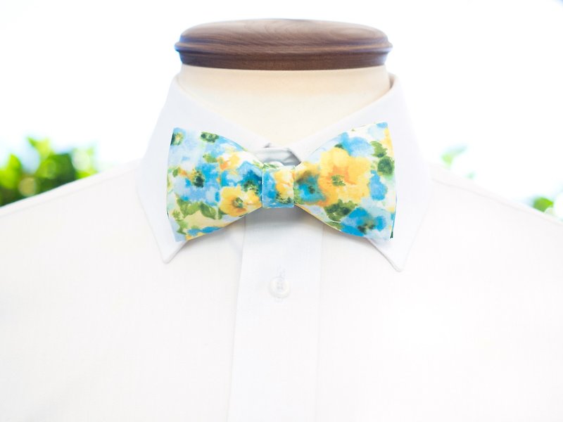TATAN Flower Bow Tie (Blue) - เนคไท/ที่หนีบเนคไท - ผ้าฝ้าย/ผ้าลินิน สีน้ำเงิน