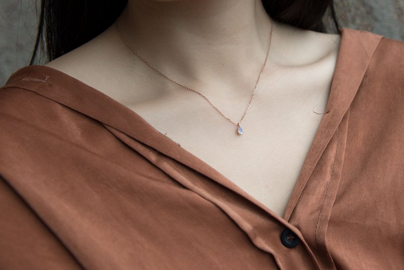 Three-jaw inlaid top drop-shaped moonstone necklace - rose gold - สร้อยคอ - เครื่องเพชรพลอย สีน้ำเงิน