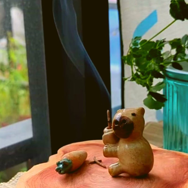 淘氣會祈福的卡皮巴拉 療癒系 線香座 鶯歌 手作 文創 擺飾 陶偶 - 玩偶/公仔 - 陶 