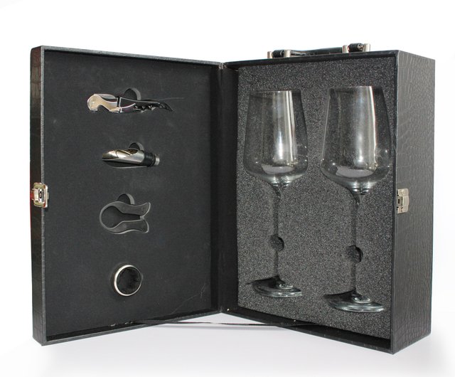 Luxurious personalised wine case with engraved glasses