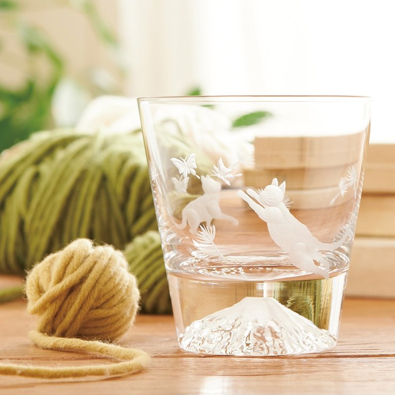 日本田島硝子 日本製富士山雕花威士忌杯 富士山杯-貓與蝴蝶款 - 玻璃杯 - 玻璃 透明