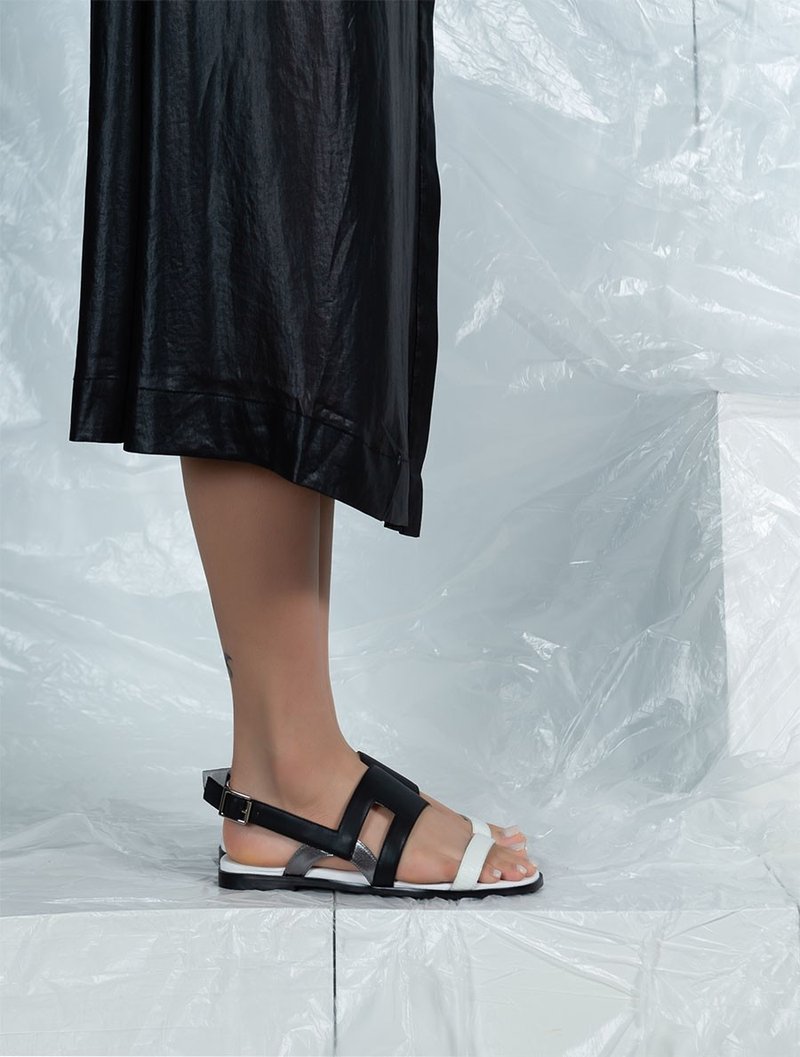 Open-toe flat sandals white and black - รองเท้ารัดส้น - หนังแท้ สีดำ