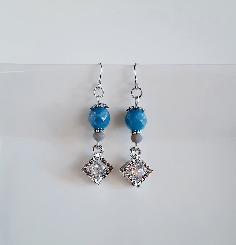 Simple earrings with zirconia-style square charms and Czech beads. Antique light blue. Stylish. Birthday present. Can be changed to hypoallergenic earrings or Clip-On. - ต่างหู - แก้ว สีน้ำเงิน