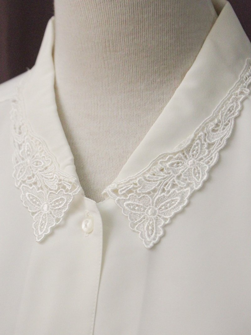 ヴィンテージ日本のエレガントで繊細なフラワーレース刺繍入り襟白長袖ヴィンテージシャツ - シャツ・ブラウス - ポリエステル ホワイト
