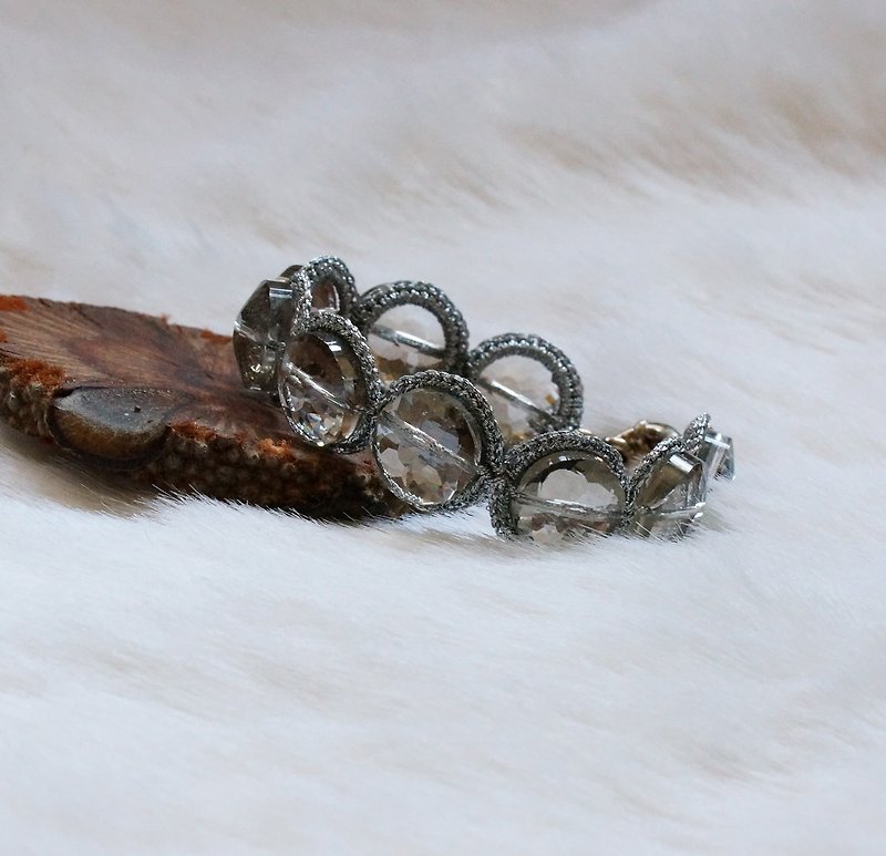 Hand Crocheted Faceted Glass Bead Bracelet - สร้อยข้อมือ - แก้ว สีเทา