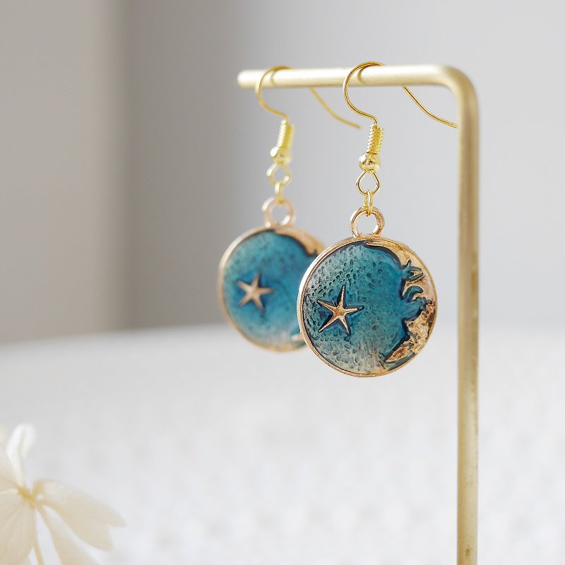Blue planet earrings with moonlight - ต่างหู - โลหะ สีน้ำเงิน